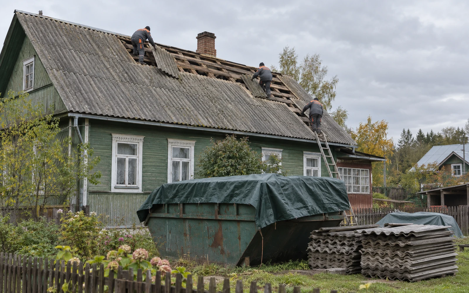 Демонтаж старого шифера с крыши дома