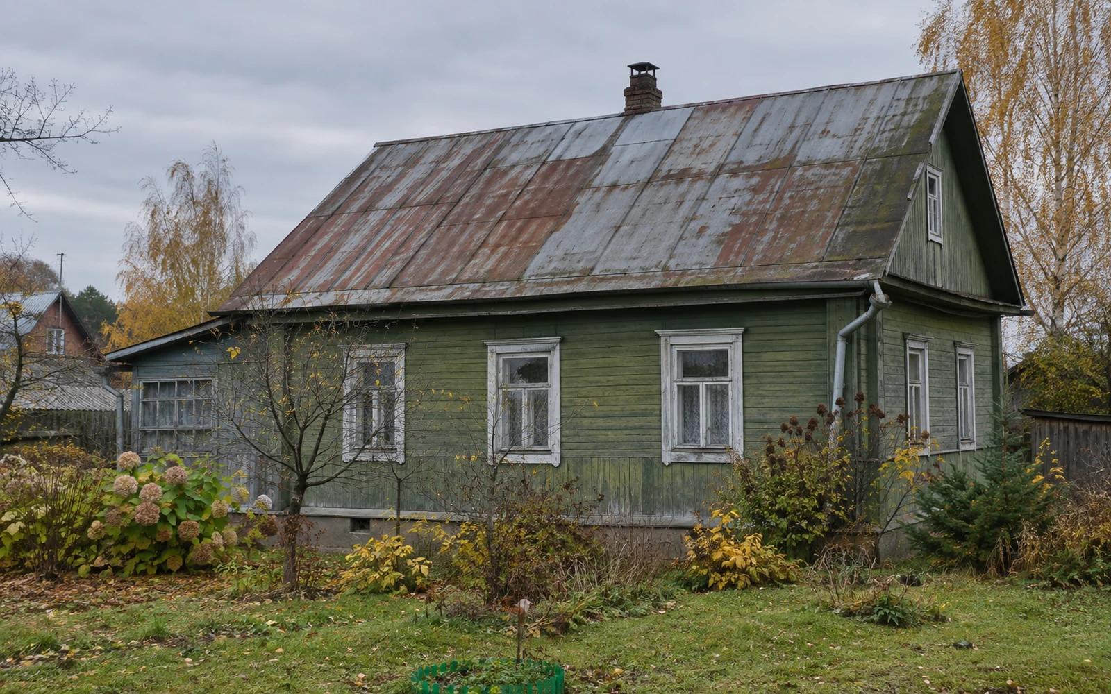 Старая изношенная крыша частного дома