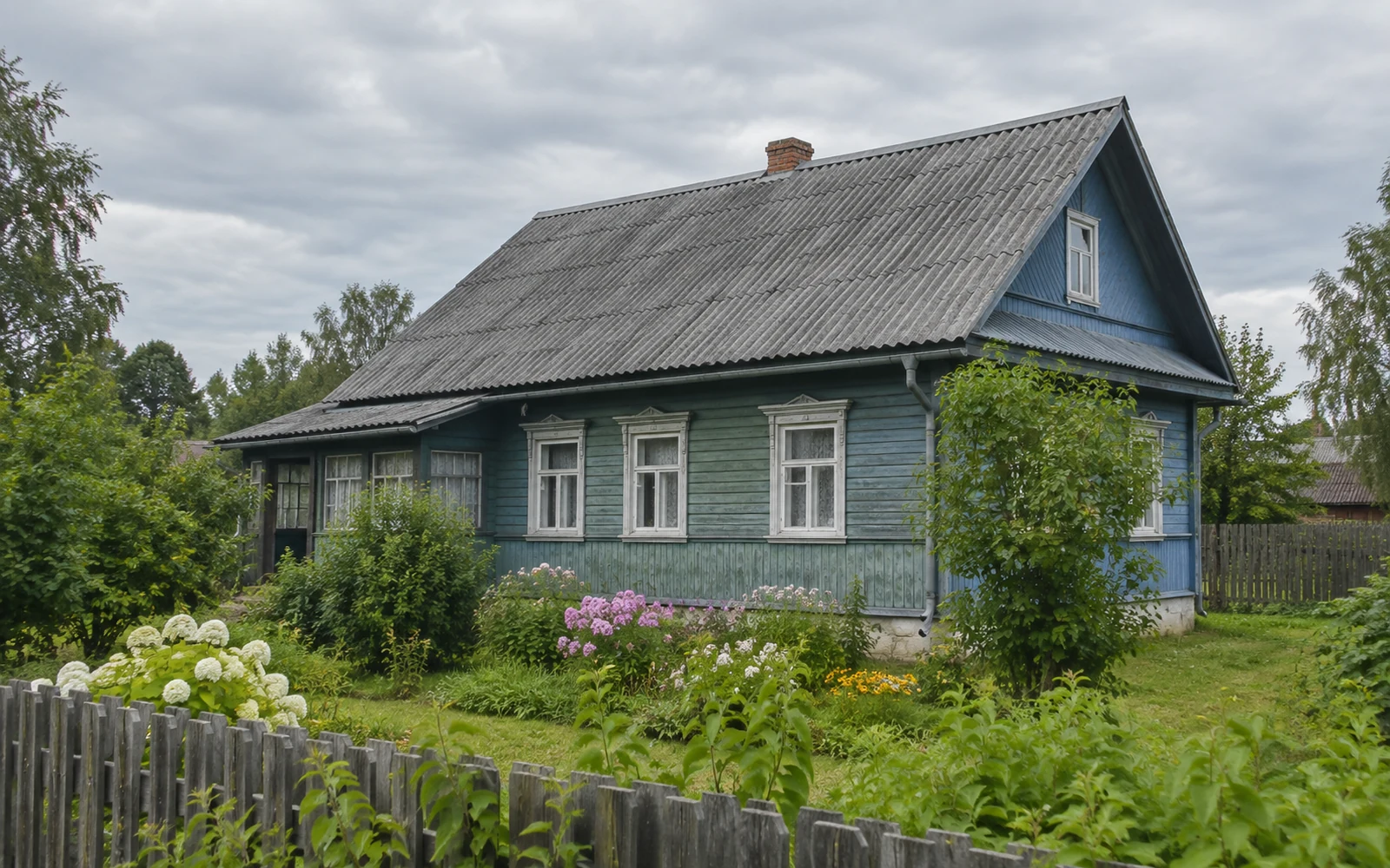 Старая шиферная крыша загородного дома
